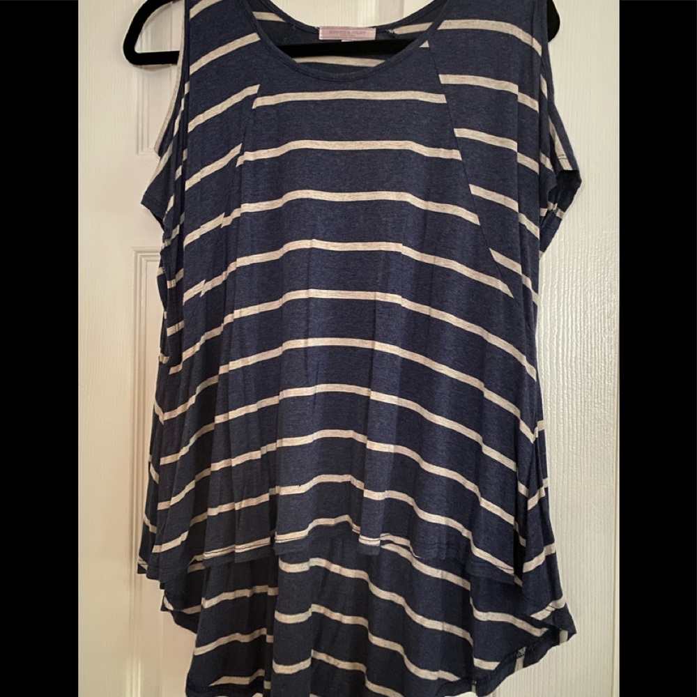 ROMEO & JULIET cold shoulder top